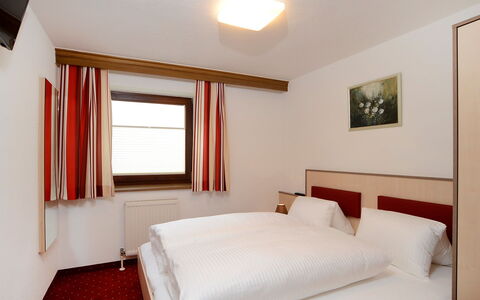 Berghof Reich: Schlafzimmer, Zimmer, Bett, Möbel, Eigentum, Interior Design, Bettrahmen, Bettdecke, Gebäude, Decke