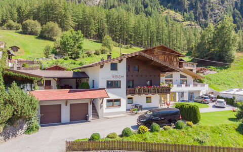 Berghof Reich: Pflanze, Gebäude, Eigentum, Berg, Fenster, Baum, Grundstueck, Haus, Hütte, Hochland