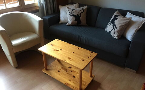 Butterfly: Tabelle, Möbel, Eigentum, Couch, Komfort, Holz, Interior Design, Beleuchtung, Pflanze, Gebäude