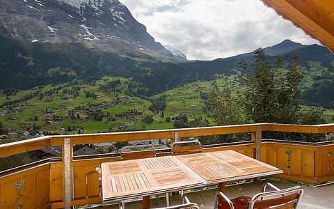 Chalet Tuffstein: Wolke, Berg, Himmel, Tabelle, Möbel, Eigentum, Natur, Holz, Gartenmöbel, Stuhl