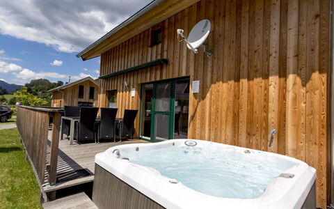 Superior # 15 mit Ir-Sauna & Sprudelbad: Himmel, Wolke, Eigentum, Gebäude, Badewanne, Holz, Schatten, Freizeit, Fenster, Wasser