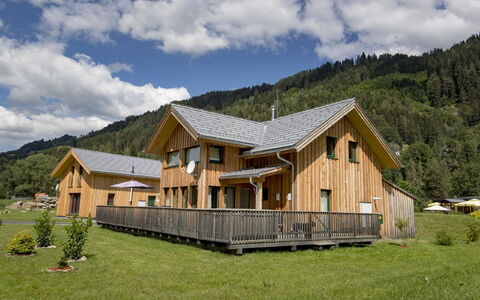 Murau 202: Wolke, Himmel, Pflanze, Gebäude, Eigentum, Berg, Haus, Baum, Natürliche Landschaft, Holz