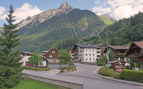 Flirscherblick: Möbel, Tabelle, Gebäude, Stuhl, Geschirr, Wolke, Himmel, Tischdecke, Gartenmöbel, Schatten