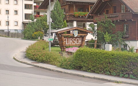 Flirscherblick: Möbel, Tabelle, Gebäude, Stuhl, Geschirr, Wolke, Himmel, Tischdecke, Gartenmöbel, Schatten