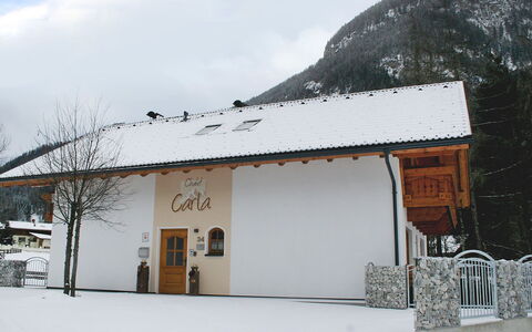 Carla: Himmel, Wolke, Schnee, Eigentum, Gebäude, Fenster, Steigung, Pflanze, Baum, Hütte