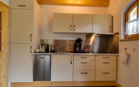 Carla: Cabinetry, Zapfhahn, Spüle, Eigentum, Sinken, Countertop, Möbel, Küchengerät, Fenster, Küche