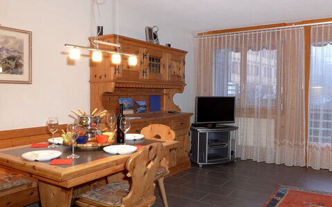 Schoneggacher Apt. S: Möbel, Tabelle, Eigentum, Bilderrahmen, Holz, Gebäude, Interior Design, Zimmerpflanze, Geschirr, Fussboden