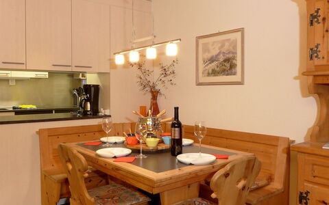 Schoneggacher Apt. S: Tabelle, Möbel, Eigentum, Cabinetry, Countertop, Holz, Interior Design, Gebäude, Beleuchtung, Küche