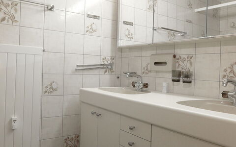 Schoneggacher Apt. S: Cabinetry, Spiegel, Armatur, Zapfhahn, Badezimmerschrank, Sinken, Gebäude, Badezimmer, Haus
