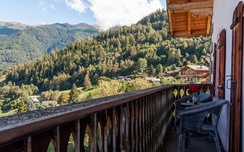Le Dahu: Wolke, Himmel, Berg, Holz, Zaun, Baum, Gebäude, Freizeit, Veranda, Landschaft