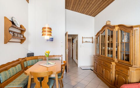 Haus Point: Möbel, Eigentum, Tabelle, Cabinetry, Holz, Interior Design, Gebäude, Schublade, Regale, Fussboden