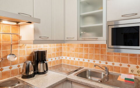 Haus Point: Cabinetry, Countertop, Spüle, Sinken, Eigentum, Gasherd, Herd, Küchengerät, Gebäude, Cooktop