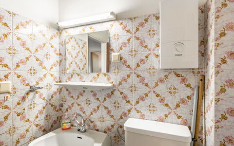 Haus Point: Spiegel, Armatur, Zapfhahn, Eigentum, Sinken, Bad Sink, Weiss, Gebäude, Badezimmer, Lila