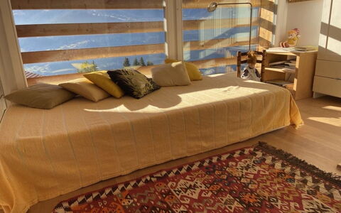 Chalet Weitblick: Möbel, Interior Design, Fussboden, Flooring, Holz, Zimmer, Decke, Schlafzimmer, Textil, Bett