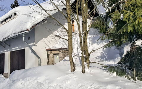 Sedmidomí: Gebäude, Schnee, Himmel, Pflanze, Fenster, Ast, Zweig, Steigung, Haus, Baum