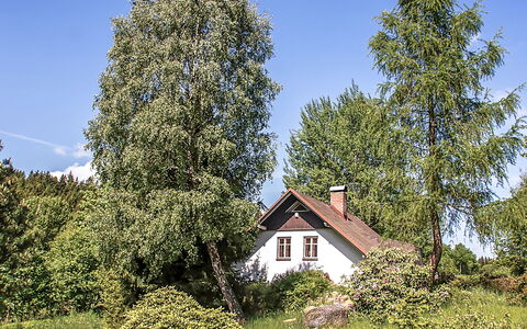 Sedmidomí: Pflanze, Himmel, Wolke, Eigentum, Natürliche Landschaft, Haus, Blatt, Baum, Grundstueck, Lärche