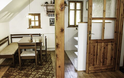 Sedmidomí: Eigentum, Fenster, Gebäude, Tabelle, Holz, Interior Design, Tür, Die Architektur, Haus