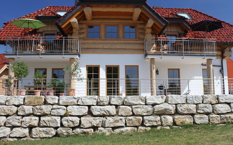 Lärche: Gebäude, Eigentum, Fenster, Himmel, Pflanze, Haus, Holz, Hütte, Fassade, Wohngebiet