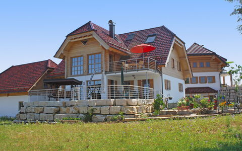 Lärche: Himmel, Pflanze, Gebäude, Fenster, Haus, Holz, Grundstueck, Baum, Hütte, Gras