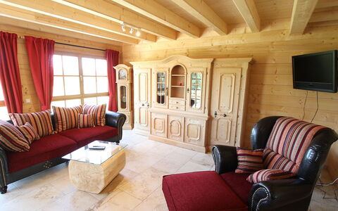 Lärche: Möbel, Eigentum, Gebäude, Fenster, Komfort, Holz, Interior Design, Beleuchtung, Wohnzimmer, Couch
