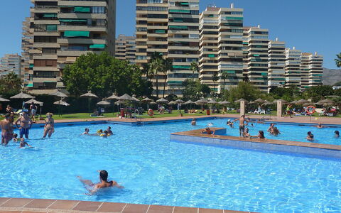 Playamar: Wasser, Gebäude, Schwimmbad, Himmel, Azurblau, Gewässer, Wolkenkratzer, Freizeit, Urban Design, Spass