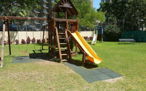 Playamar: Pflanze, Natur, Baum, Schatten, Gras, Rutsche, Gebäude, Freizeit, Spielplatz Rutsche, Spielplatz