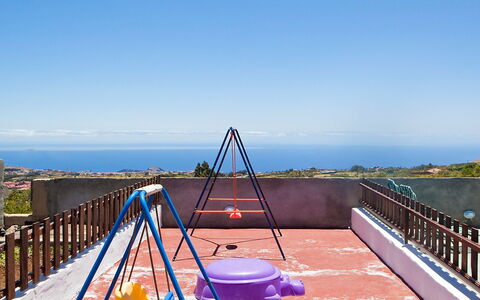 De Aitana: Himmel, Schatten, Zaun, Freizeit, Wasser, Holz, Rutsche, Spielplatz Rutsche, Landschaft, Horizont