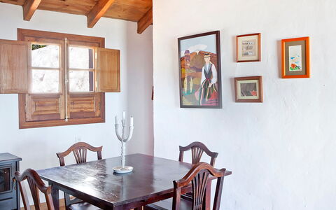 De Aitana: Tabelle, Möbel, Eigentum, Gebäude, Bilderrahmen, Stuhl, Holz, Interior Design, Fussboden, Fenster