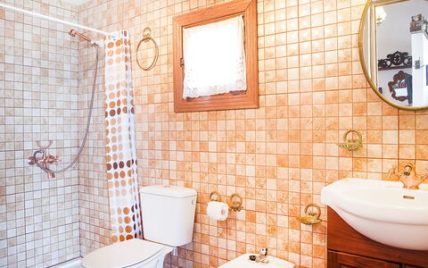 De Aitana: Braun, Spiegel, Armatur, Sinken, Eigentum, Zapfhahn, Bad Sink, Badezimmer, Lila, Interior Design