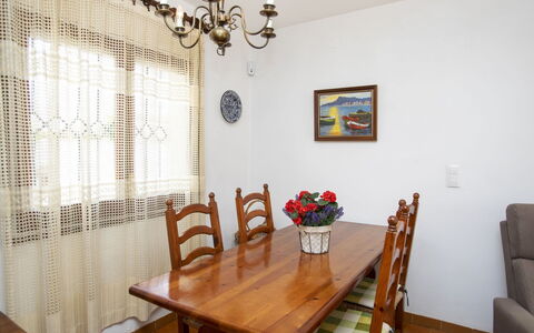 Marie: Möbel, Tabelle, Himmel, Stuhl, Holz, Interior Design, Baum, Fussboden, Schatten, Gebäude