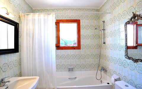 Flova: Zapfhahn, Badewanne, Armatur, Eigentum, Fenster, Gebäude, Badezimmer, Lila, Sinken, Blau