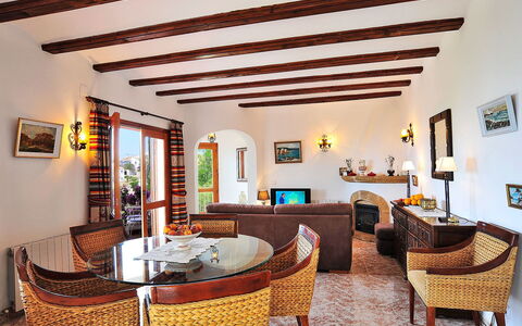 Flova: Tabelle, Möbel, Eigentum, Bilderrahmen, Dekoration, Stuhl, Interior Design, Holz, Die Architektur, Fussboden