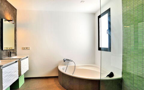 Megin: Badezimmer, Zimmer, Interior Design, Eigentum, Fussboden, Fliese, Gebäude, Die Architektur, Armatur, Decke