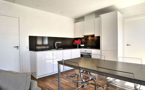 Megin: Möbel, Countertop, Zimmer, Interior Design, Eigentum, Küche, Gebäude, Cabinetry, Tabelle, Haus