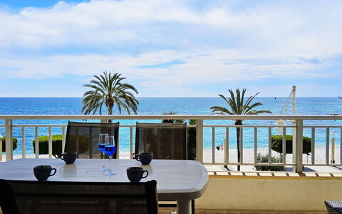 Marysol: Wolke, Wasser, Himmel, Pflanze, Eigentum, Möbel, Gebäude, Blau, Azurblau, Strandresort