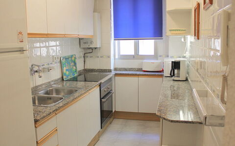 Marysol: Eigentum, Zimmer, Küche, Cabinetry, Möbel, Gebäude, Countertop, Interior Design, Fussboden, Die Architektur