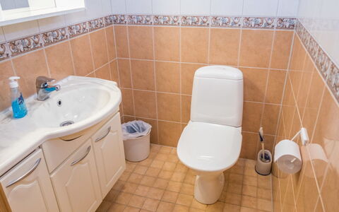Kaukonraitti 4 C 2: Toilleten Sitz, Badezimmer, Toilette, Armatur, Flooring, Sinken, Bad Sink, Fussboden, Interior Design, Zapfhahn