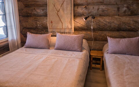 Harjula: Schlafzimmer, Holz, Bett, Bettdecke, Bedding, Möbel, Fussboden, Flooring, Linens, Bettrahmen