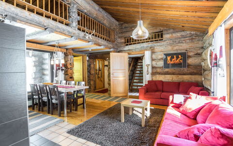 Mustalampi 2 Kurkiaura: Holz, Decke, Hütte, Blockhaus, Möbel, Zimmer, Wohnzimmer, Strahl, Hartholz, Dachgeschoss
