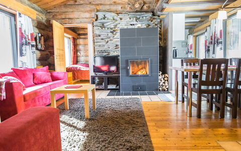 Mustalampi 2 Kurkiaura: Holz, Möbel, Wohnzimmer, Hütte, Interior Design, Flooring, Feuerstelle, Zuhause, Blockhaus, Zimmer