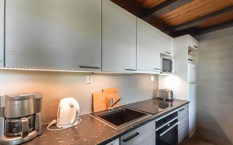 Mustalampi 2 Kurkiaura: Küche, Countertop, Küchengerät, Flooring, Major Appliance, Interior Design, Holz, Cabinetry, Spüle, Haushaltsgerät