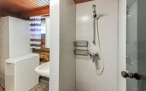 Mustalampi 2 Kurkiaura: Badezimmer, Flooring, Armatur, Wand, Fussboden, Toilleten Sitz, Interior Design, Holz, Toilette, Bad Sink