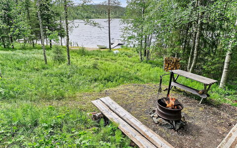 Hallan Kelo: Natürlichen Umgebung, Gras, Holz, Pflanzengemeinschaft, Picknicktisch, Gartenmöbel, Wald, Tisch Im Freien, Naturschutzgebiet