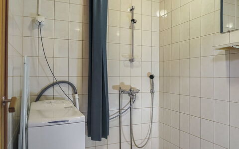 Saariselän Väärtin Kammi 2: Armatur, Flooring, Badezimmer, Fussboden, Installation, Dusche, Duschkopf, Zapfhahn, Interior Design, Sinken