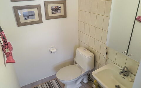 Saariselän Väärtin Kammi 2: Toilleten Sitz, Toilette, Badezimmer, Armatur, Flooring, Fussboden, Bad Sink, Sinken, Interior Design, Installation