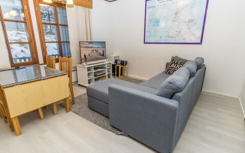 Saariselän Väärtin Kammi 2: Möbel, Flooring, Fussboden, Holz, Interior Design, Couch, Wohnung, Holzboden, Zimmer, Wohnzimmer