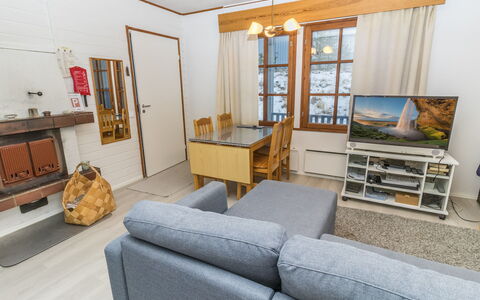 Saariselän Väärtin Kammi 2: Möbel, Flooring, Fussboden, Interior Design, Holz, Couch, Decke, Wohnung, Wohnzimmer, Zimmer