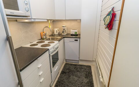 Saariselän Väärtin Kammi 2: Küchengerät, Flooring, Major Appliance, Küche, Holz, Fussboden, Interior Design, Countertop, Möbel, Zimmer