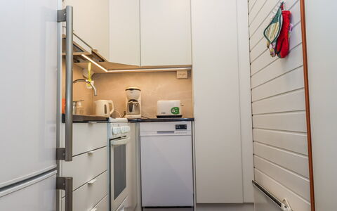 Saariselän Väärtin Kammi 2: Küchengerät, Major Appliance, Küche, Flooring, Interior Design, Holz, Fussboden, Countertop, Möbel, Haushaltsgerät