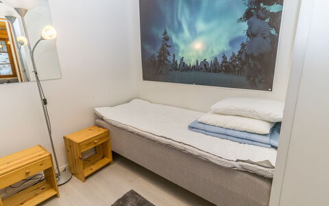 Saariselän Väärtin Kammi 2: Schlafzimmer, Möbel, Fussboden, Bett, Flooring, Interior Design, Bettdecke, Zimmer, Linens, Bedding